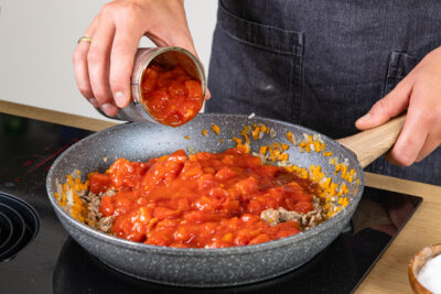 Gehackte Tomaten dazugeben