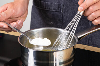Mehl zu Butter geben