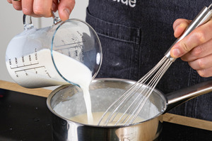 Milch dazugießen