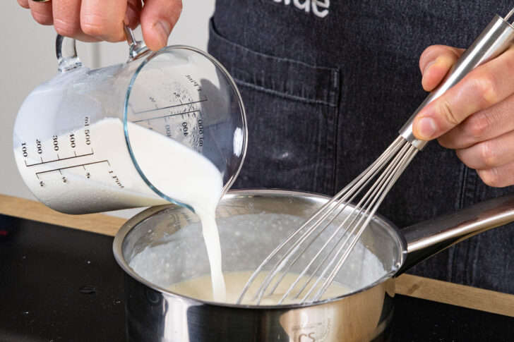 Milch dazugießen