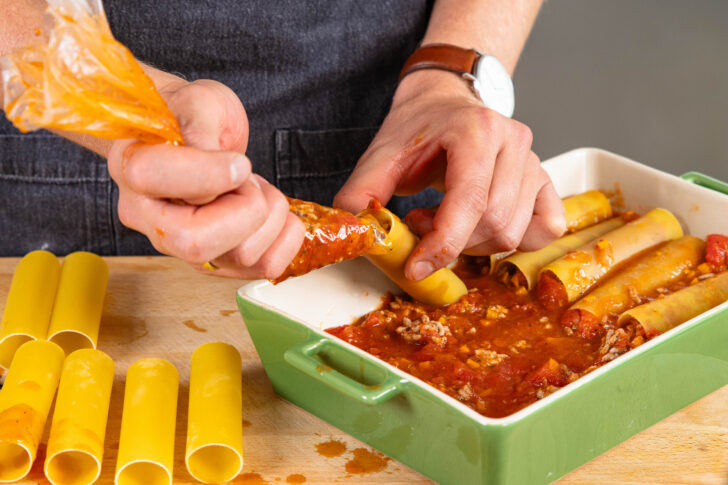 Cannelloni mit Hackfleischsauce füllen