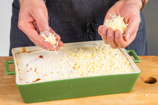Cannelloni al forno mit Käse bestreuen