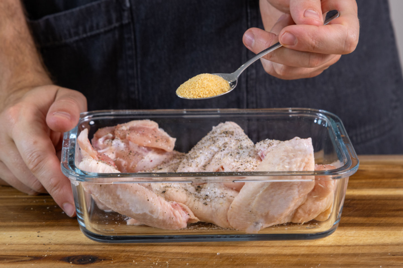 Chicken Wings mit Knoblauchpulver würzen