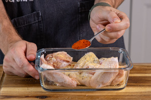 Chicken Wings mit Paprikapulver würzen