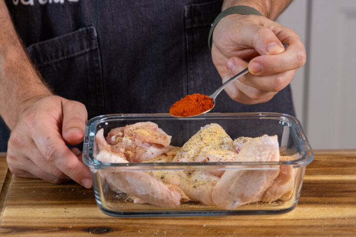 Chicken Wings mit Paprikapulver würzen