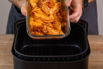 Chicken Wings in die Heißluftfritteuse geben