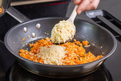 Couscous in die Pfanne geben