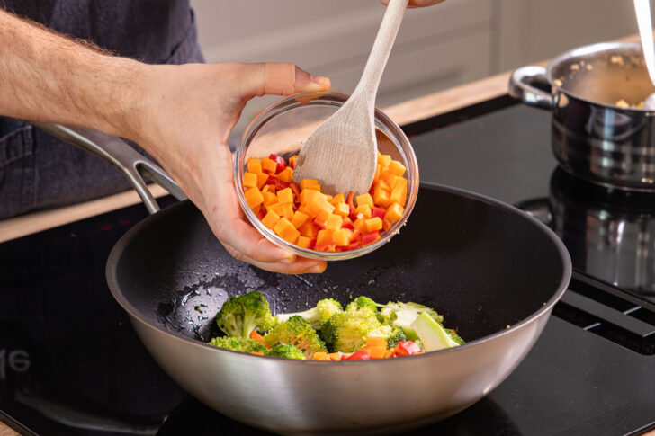 Karotten & Paprika dazugeben