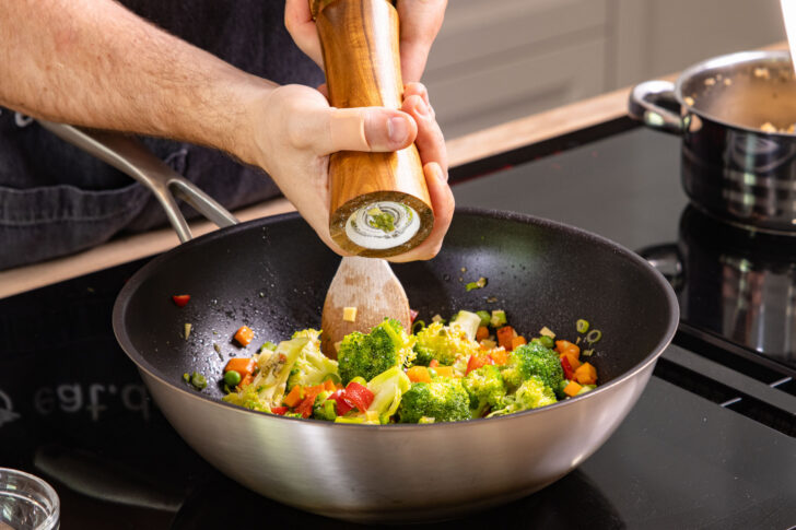 Couscous-Gemüse-Pfanne würzen