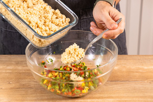 Couscous zu Gemüse geben