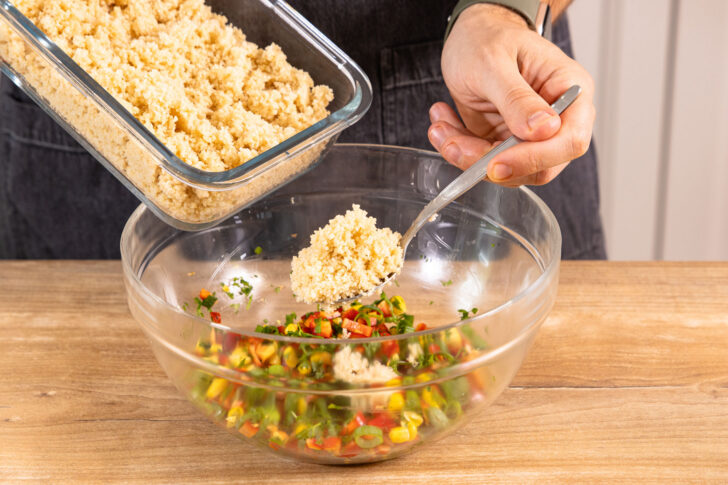 Couscous zu Gemüse geben