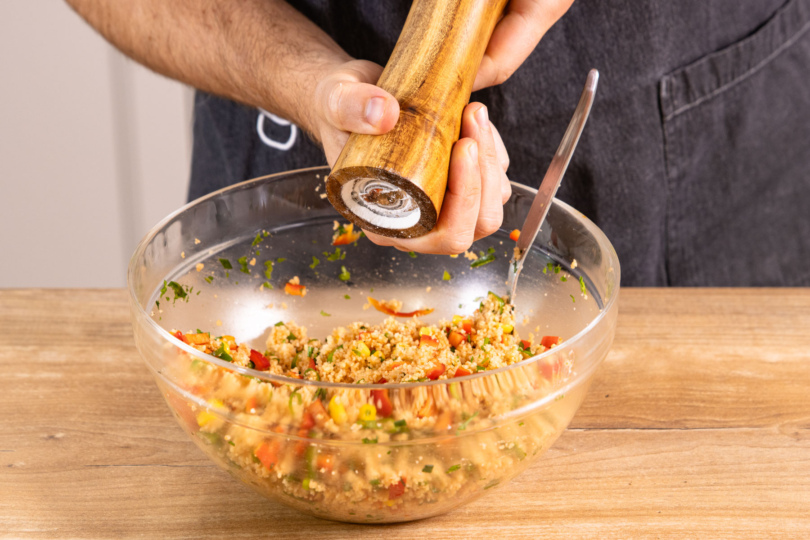 Couscous-Salat würzen