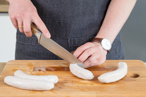 Bratwurst einschneiden