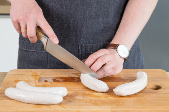 Bratwurst einschneiden