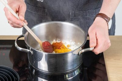 Tomatenmark dazugeben