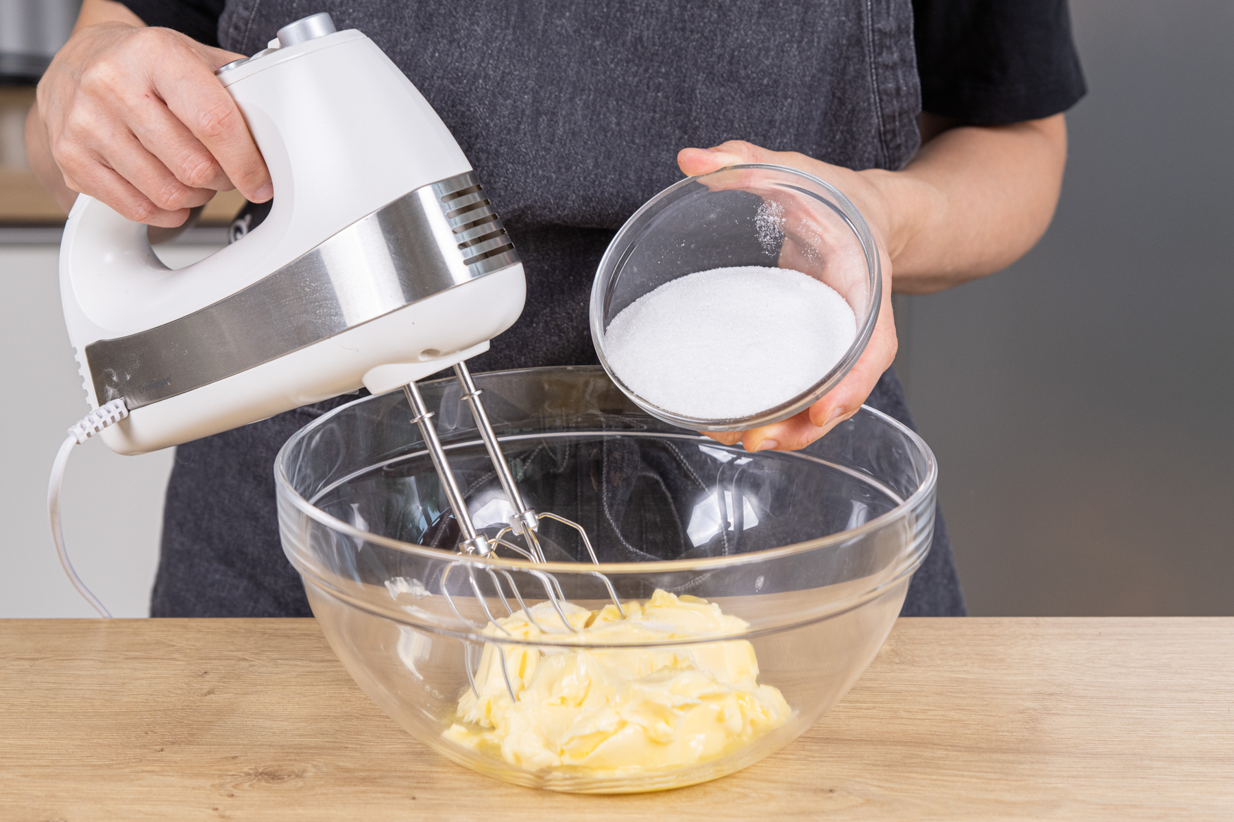 Zucker mit Butter aufschlagen