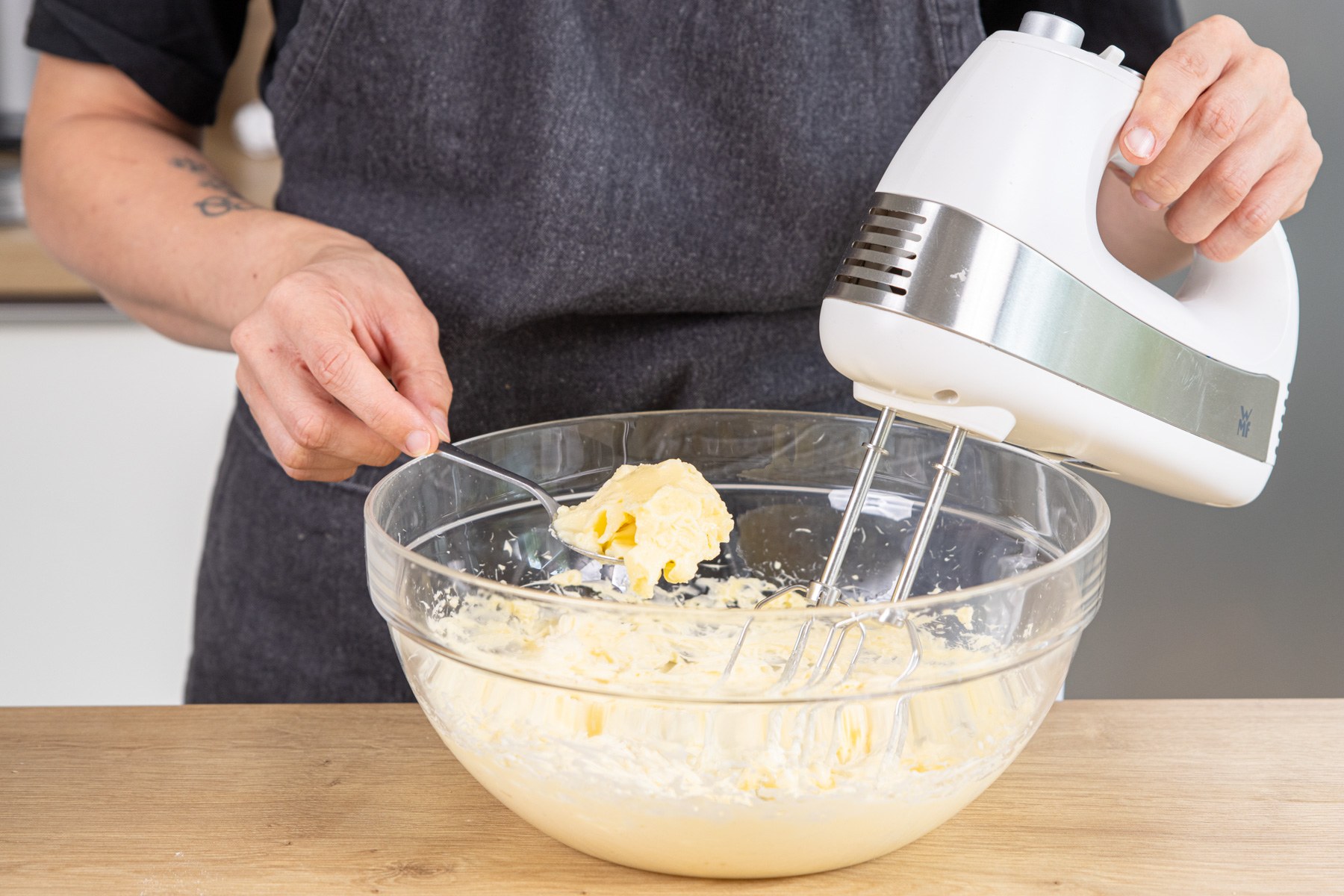Buttercreme für die Donauwelle anrühren