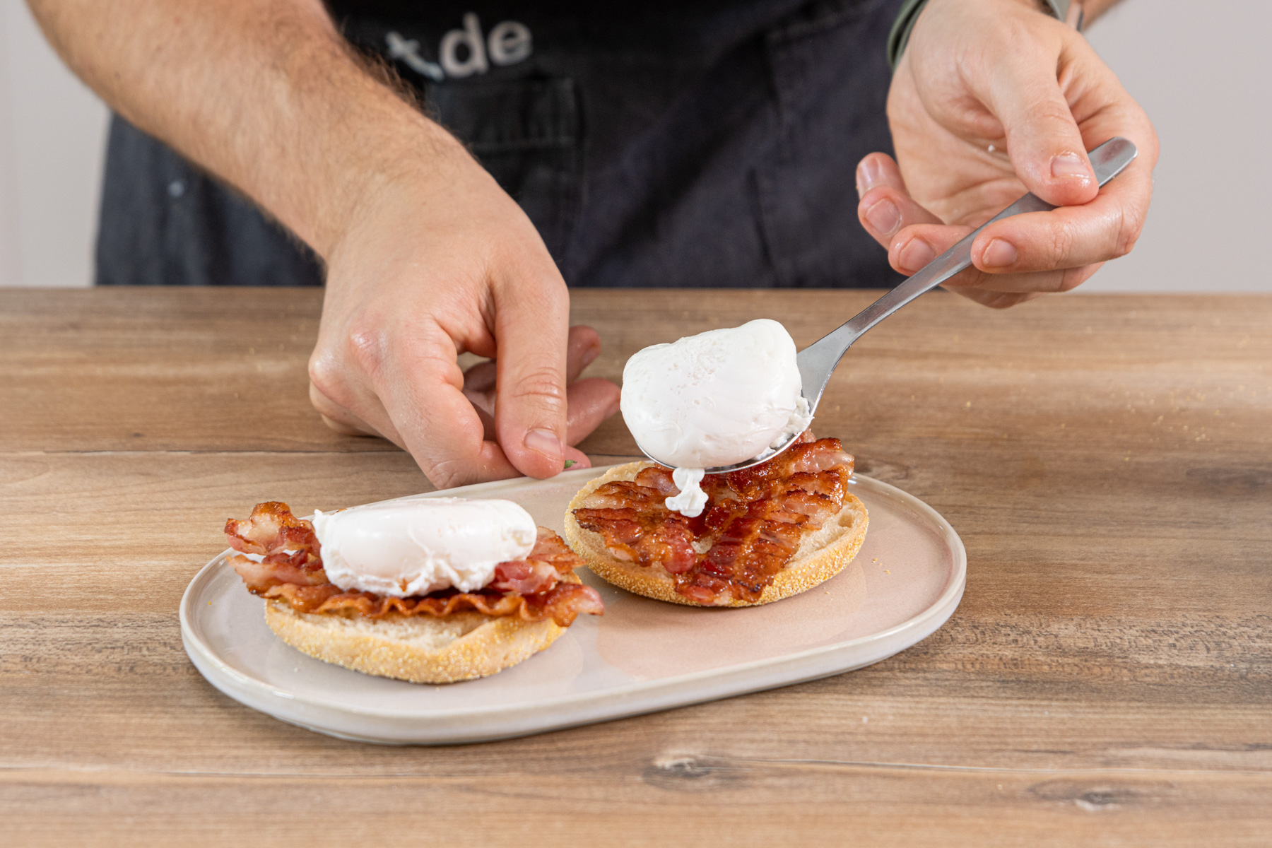 Eier Benedict zusammensetzen