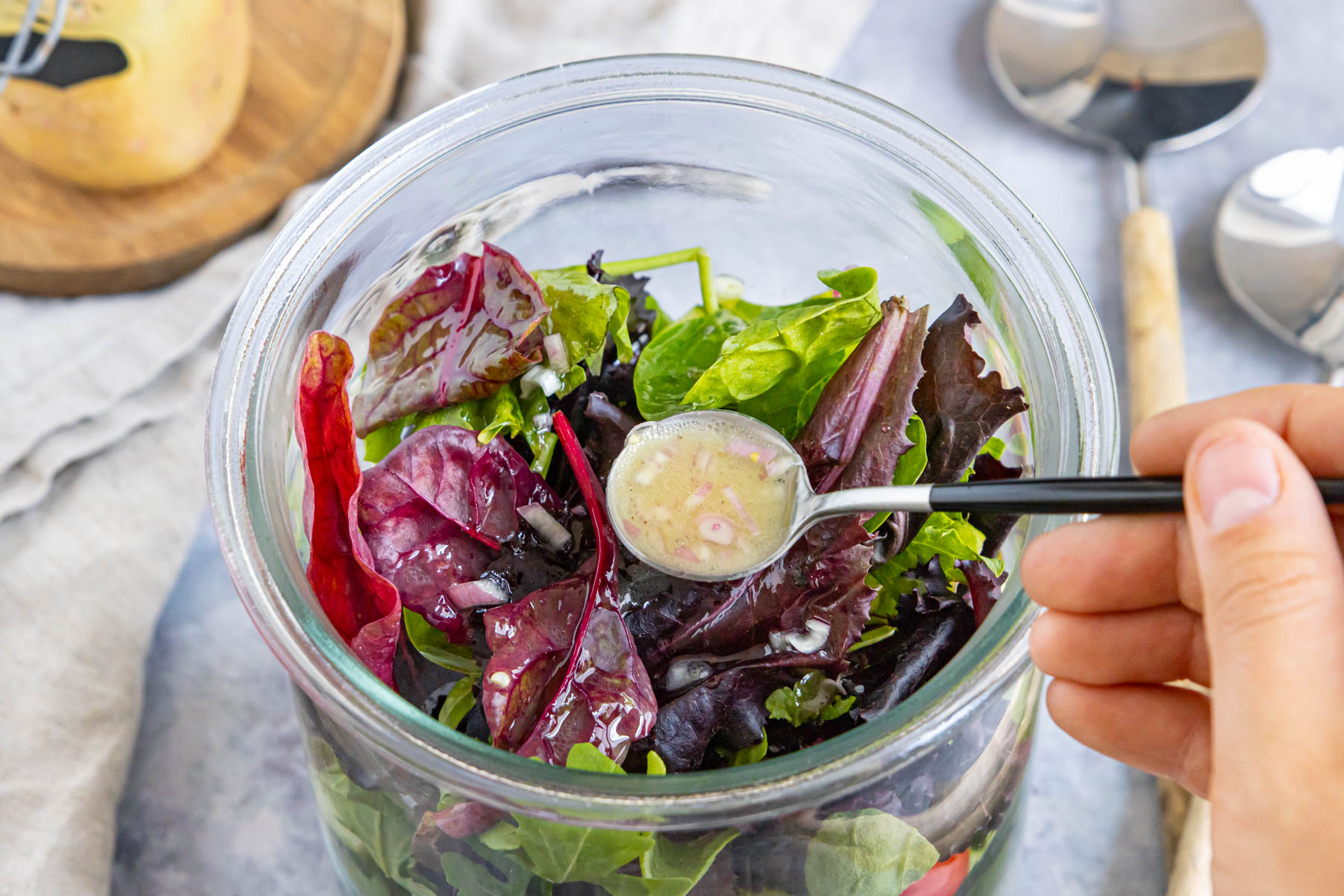 Einfache Vinaigrette für Salat