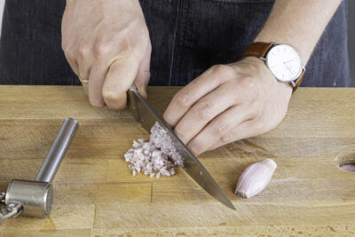 Schalotten fein hacken und Knoblauch pressen