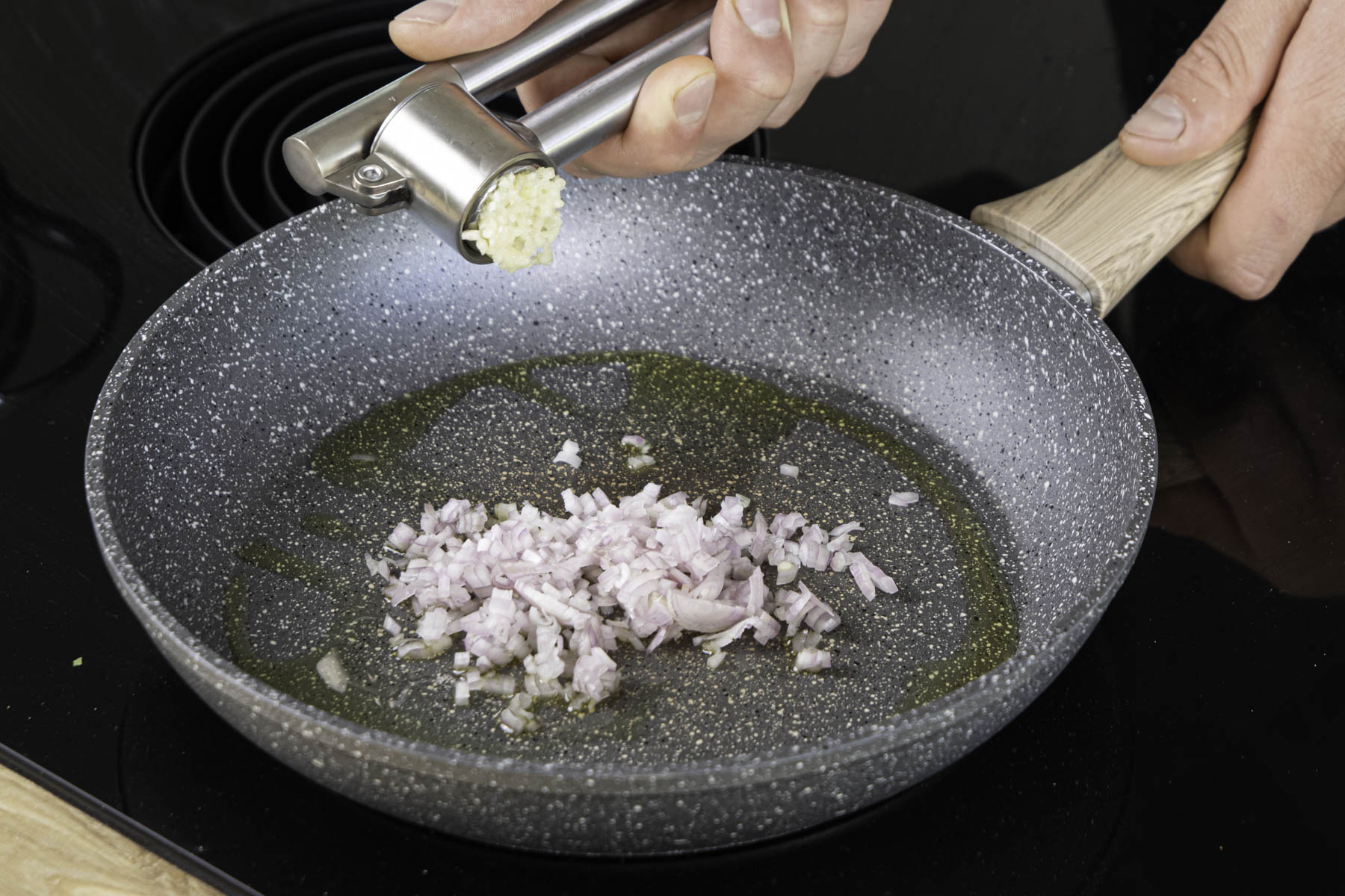 Schalotten und Knoblauch anschwitzen