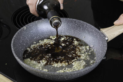 Schalotten und Knoblauch mit Balsamico ablöschen