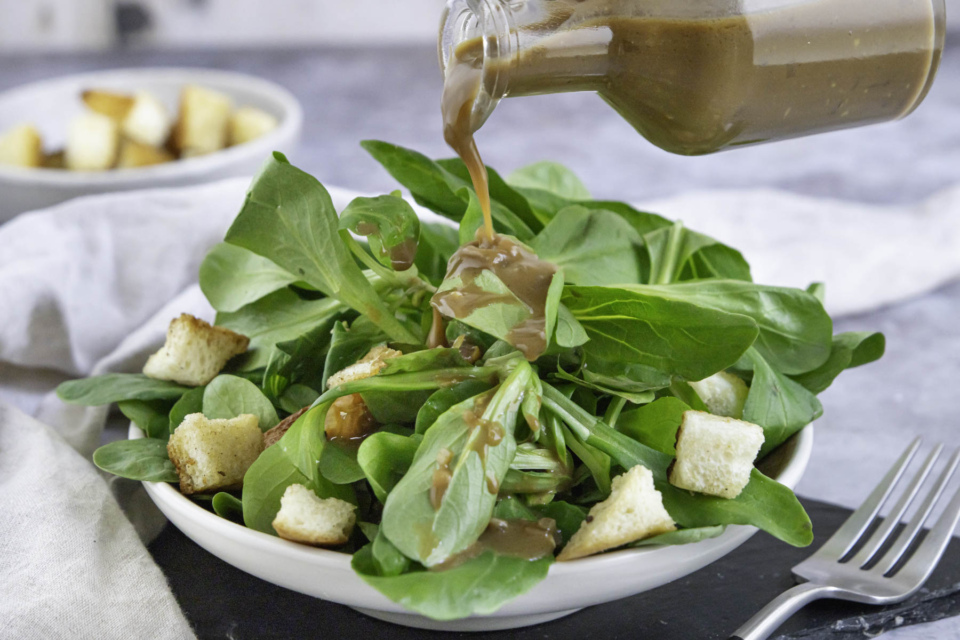 Feldsalat mit Dressing: Rezept für Salatsoße | Rezept - eat.de