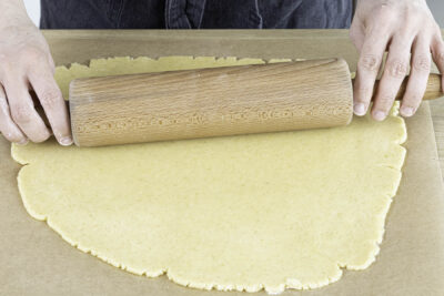 Mürbeteig auf Backpapier ausrollen und backen