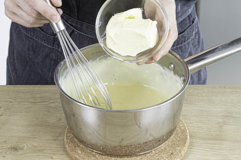 Butter zum Pudding geben