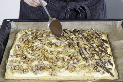 Friss-dich-dumm-Kuchen mit Schokoguss dekorieren