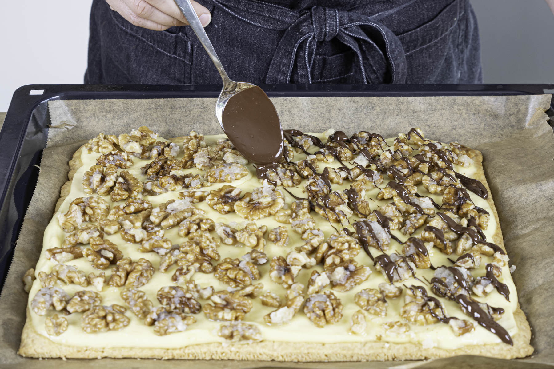 Friss-dich-dumm-Kuchen mit Schokoguss dekorieren