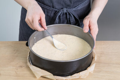 Boden für die Schwimmbadtorte backen