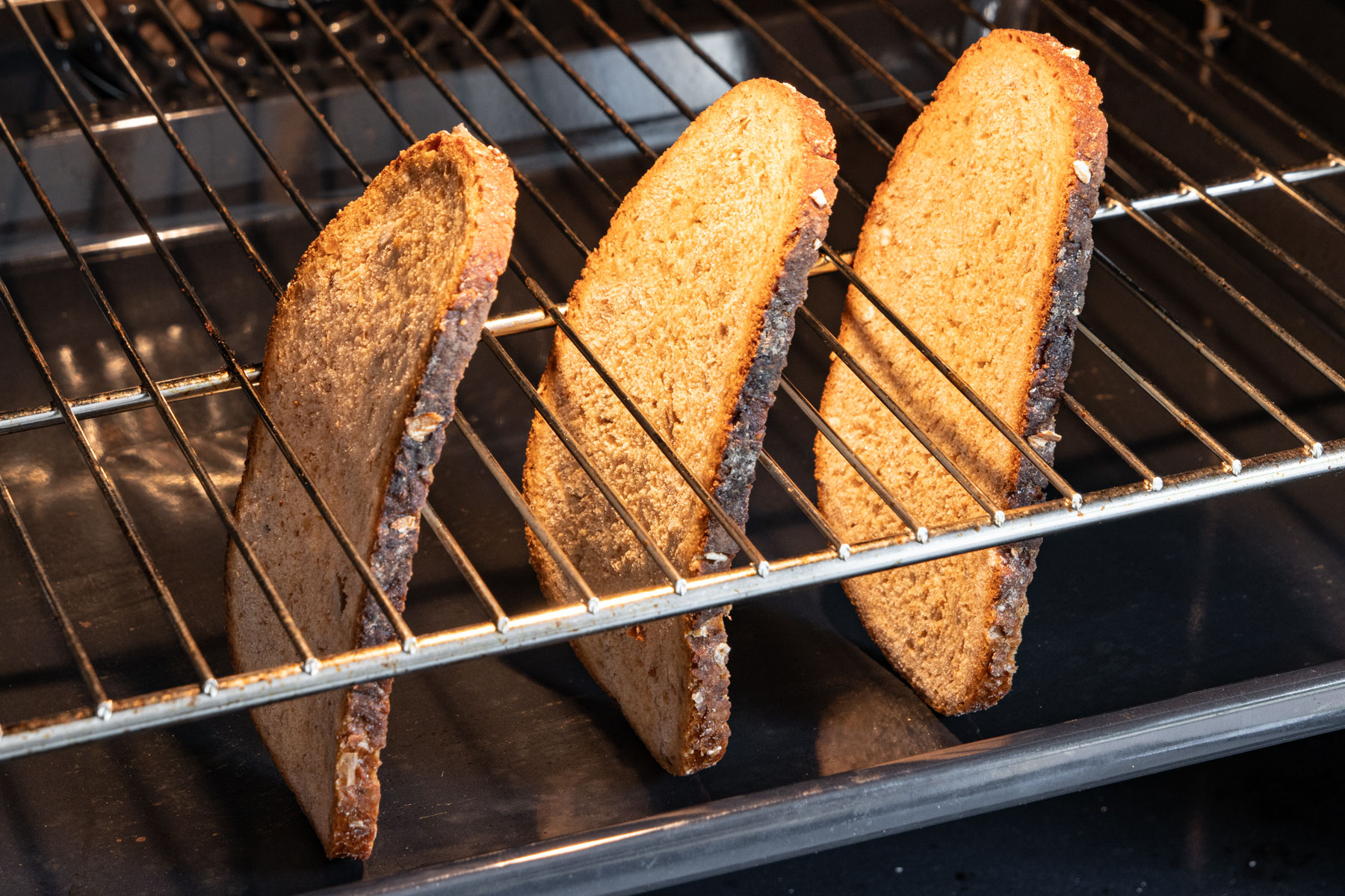 Brot im Backofen toasten