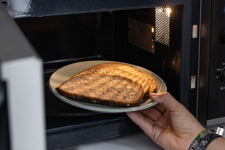 Brot in der Mikrowelle aufbacken
