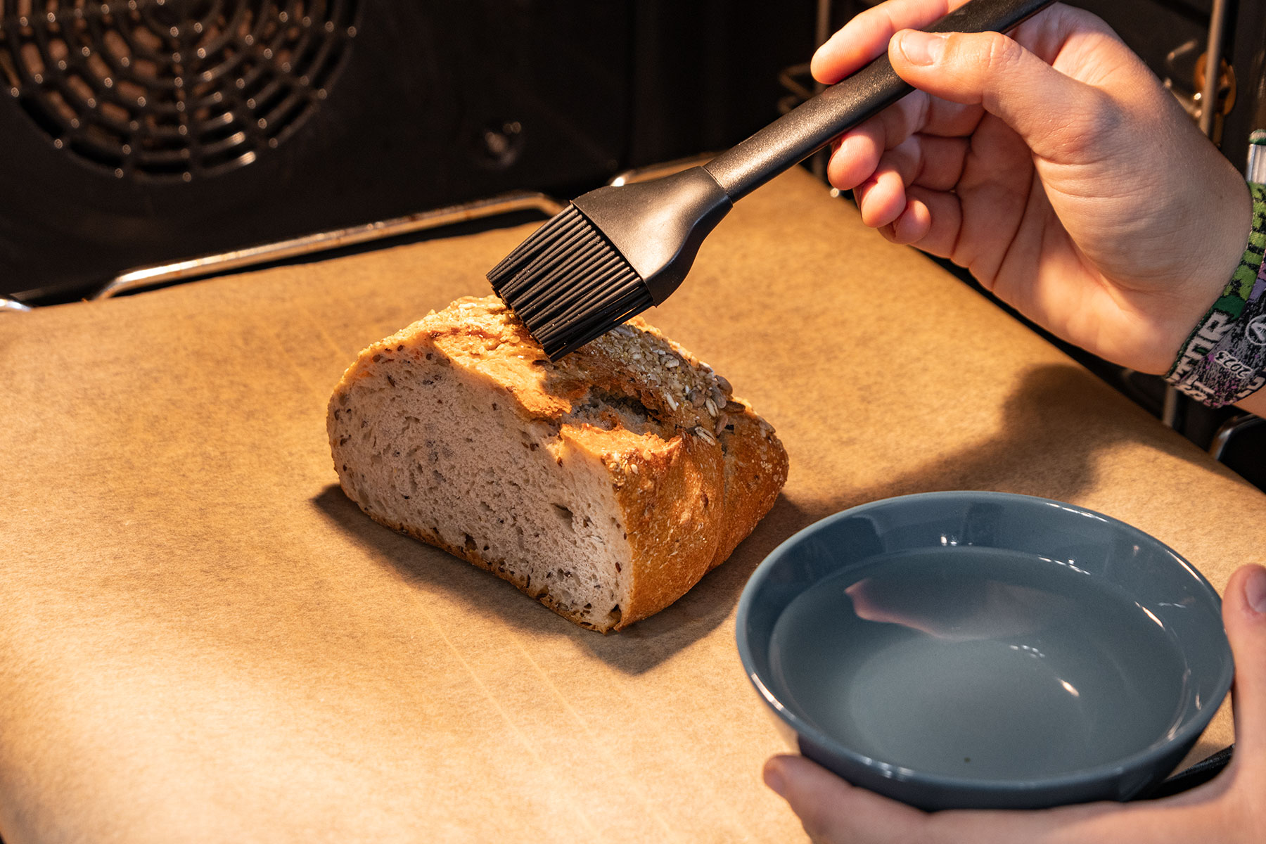 Brot mit Wasser einpinseln