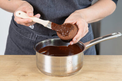 Glutenfreie Schoko-Muffins mit Schoko-Guss dekorieren