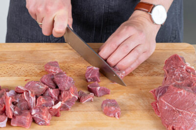 Rindfleisch in Stücke schneiden