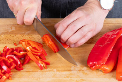 Paprika in Streifen schneiden