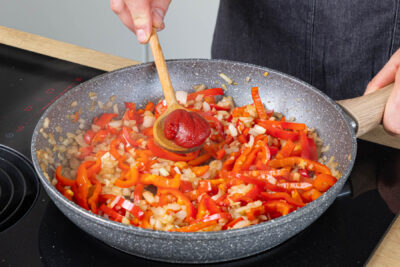 Tomatenmark mit anschwitzen
