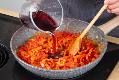 Gemüse mit Rotwein und Rinderfond ablöschen