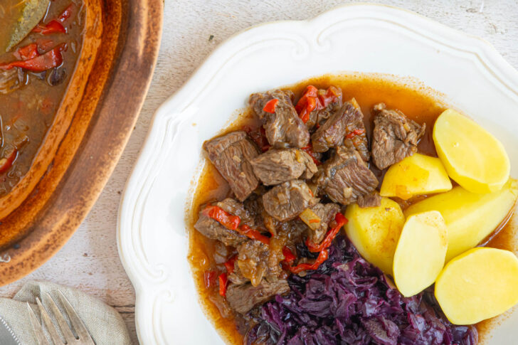 Gulasch im Römertopf