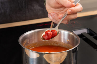 Tomatenmark zur Soße geben