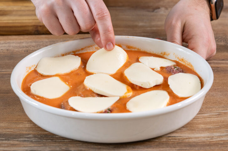 Hackbällchen Toscana mit Mozzarella bedecken