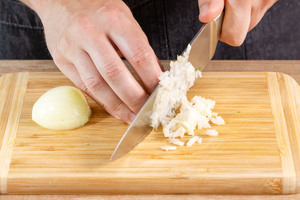 Zwiebel schneiden