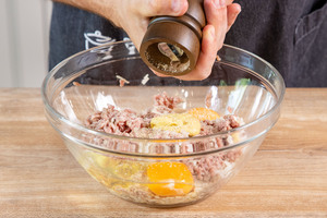 Hackfleisch mit Pfeffer würzen