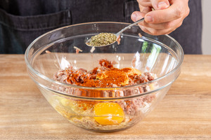 Hackfleisch mit Majoran würzen
