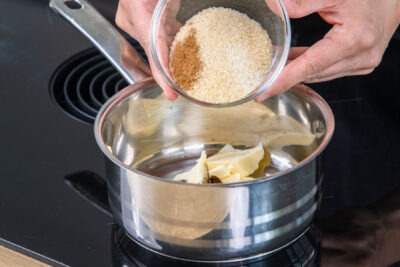 Zucker und Butter in einen Topf geben