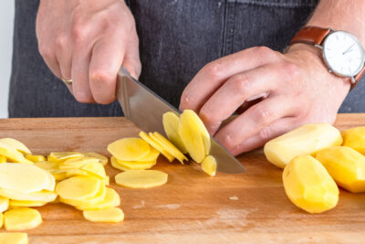 Kartoffeln in Scheiben schneiden