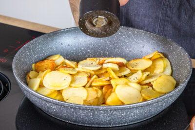 Bratkartoffeln würzen