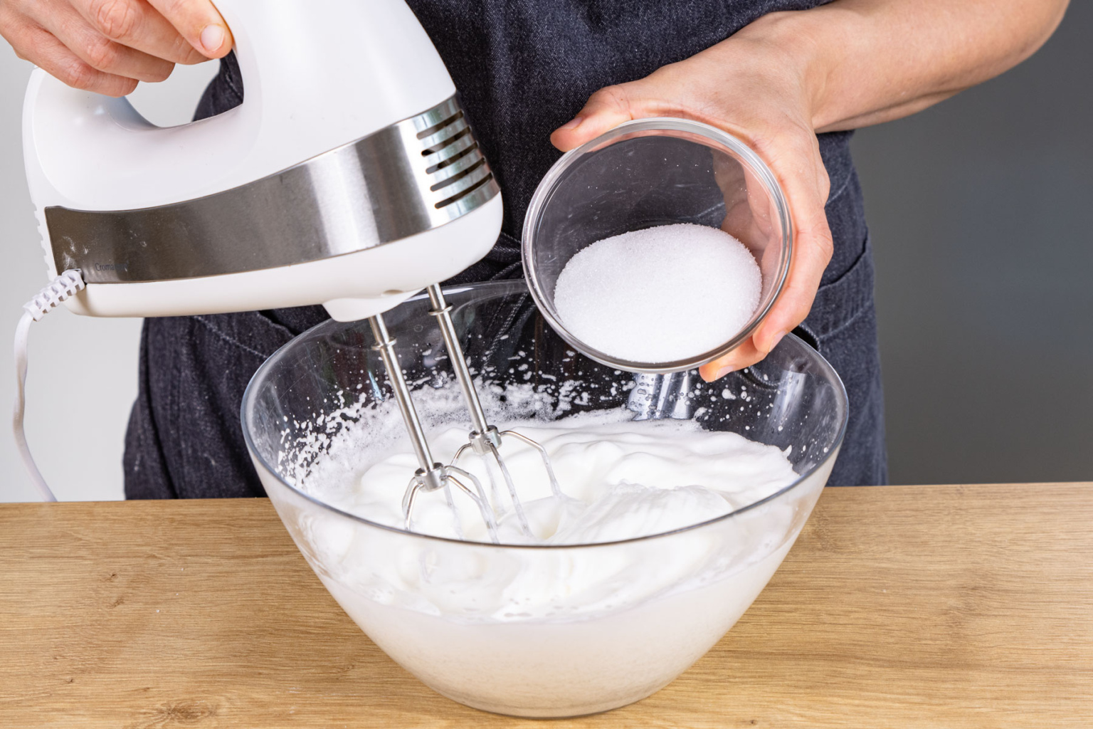 Himbeer-Sahne-Torte mit gefrorenen Himbeeren